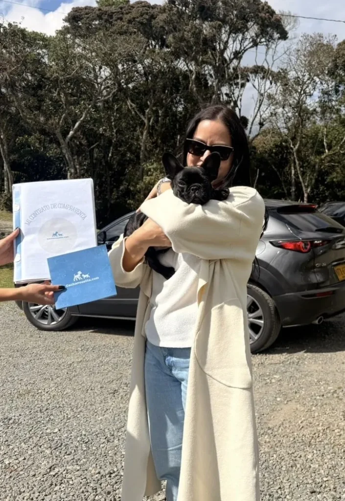 Clienta feliz con su Bulldog Francés y su contrato de compraventa