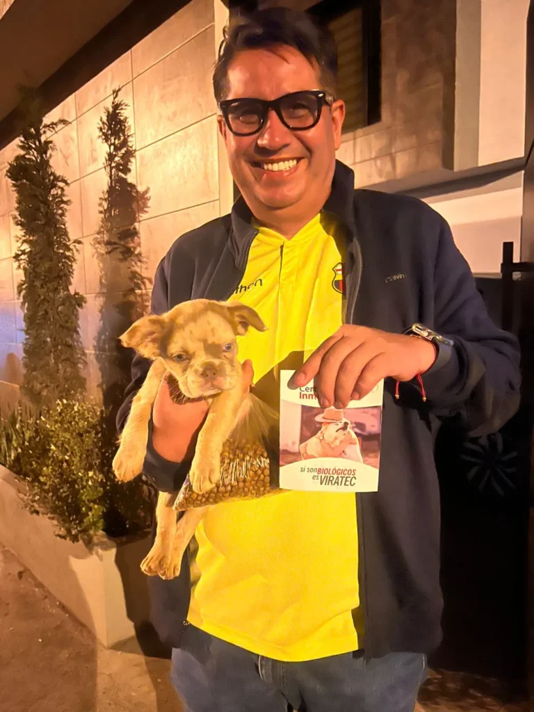 Cliente feliz con su Bulldog Francés fluffy isabella merle