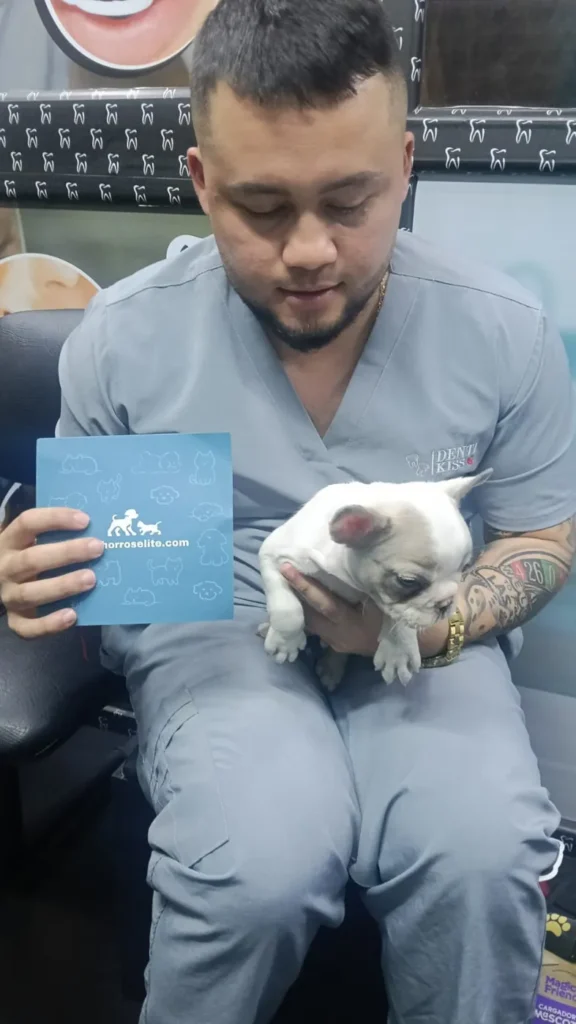 Cliente feliz con su Bulldog Francés y la guía de Cachorros Élite