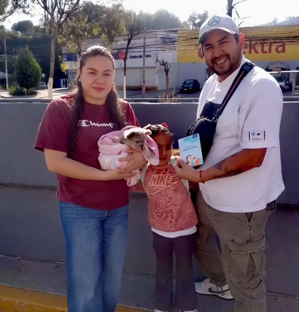Familia feliz recibiendo su cachorro Bulldog Francés fluffy