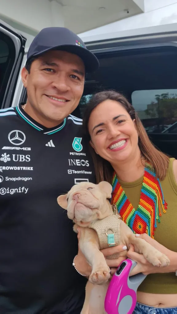 Pareja feliz con su Bulldog Francés isabella